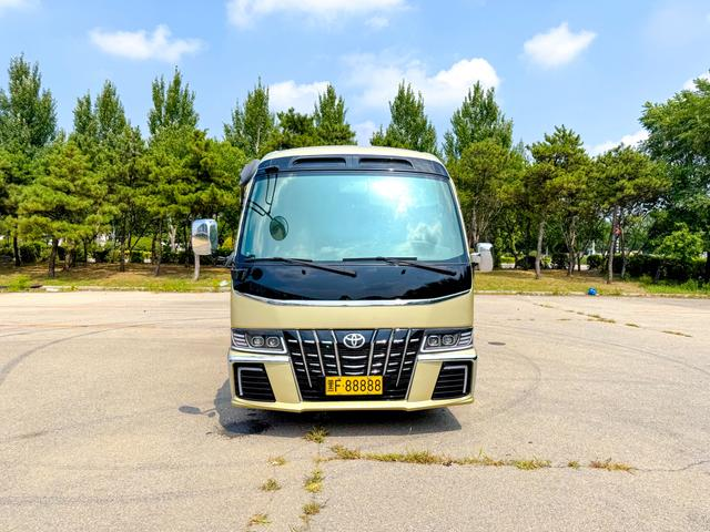 
								Toyota Coaster 4.0L 2018 11-Seater Factory Custom Edition full									