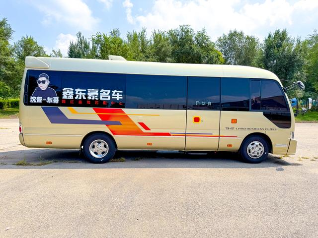 
								Toyota Coaster 4.0L 2018 11-Seater Factory Custom Edition full									